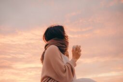 夕焼け女性