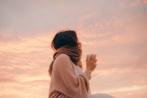 夕焼け女性